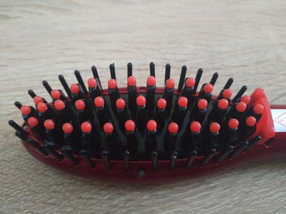 Щётка - выпрямитель для волос.