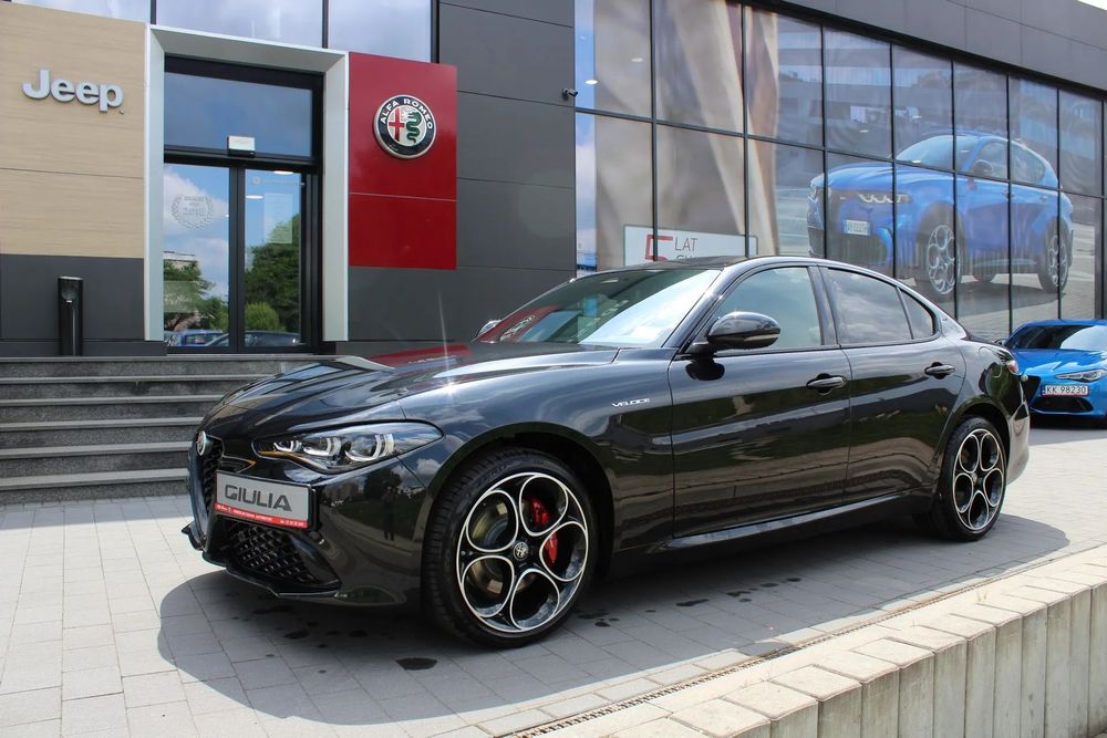 Alfa Romeo Giulia Pakiet Premium / czerwone fotele sportowe