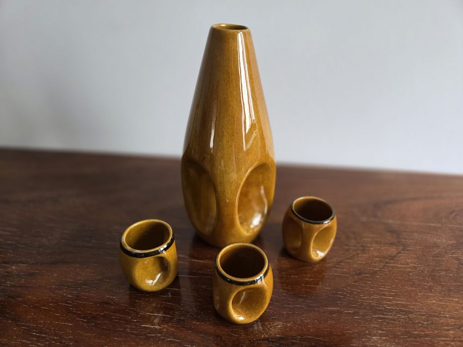 Garrafa e canecas cerâmica vidrada