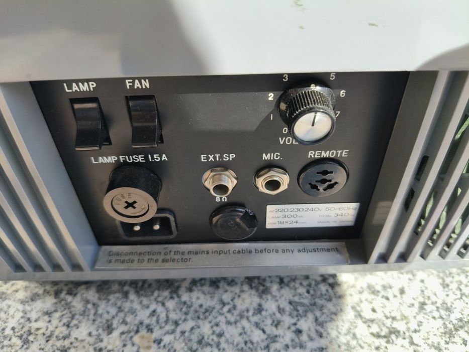 leitor de cassetes e outro