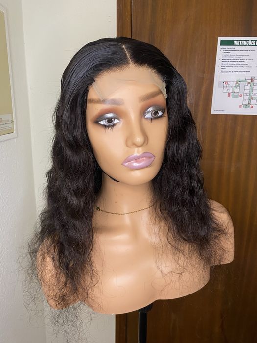 Peruca Humana Ondulada 18” Preta – Lace Closure 4x4