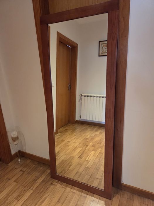 Espelho com moldura em madeira