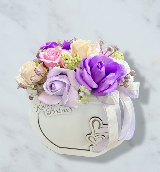 Box z kwiatami mydlanymi na Dzień Babci