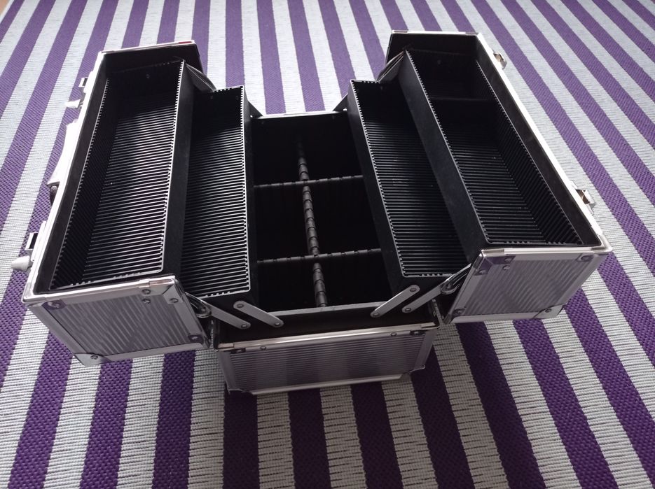 Metalowy kuferek dla wizażystki jak nowy skrzynka na narzędzia