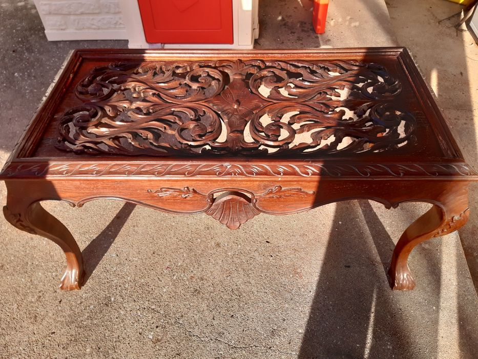 Mesa de centro em madeira trabalhada