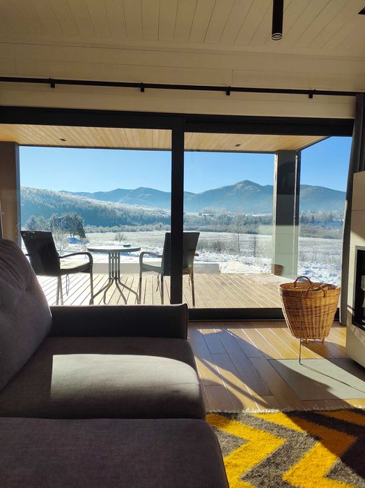 Шикарный сучасный котедж з мальовничими краєвидами гори Карпати є чан