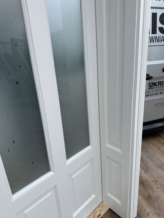 Drzwi drewniane lite sosnowe  białe z ościeżnicą kasetonową ozdobną