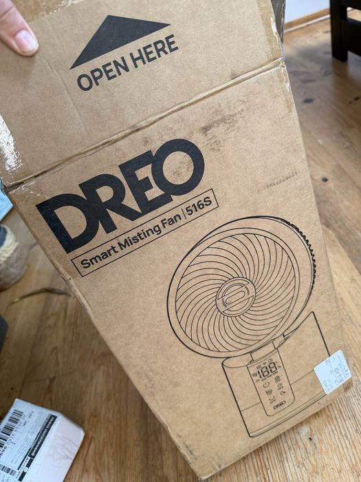 DREO Smart Misting Fan 516S (TurboCool™ Misting Fan 516S). Це розумний настільний вентилятор із функцією ультразвукового зволоження (туману)