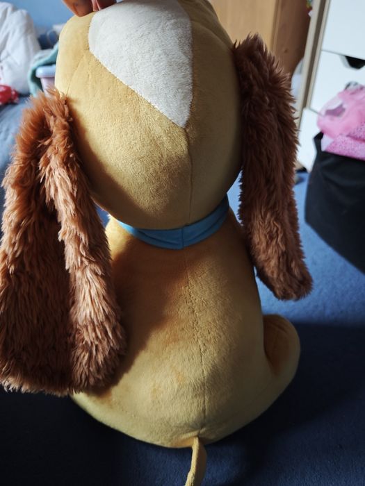 Wielka maskotka Disney lady zakochany kundel