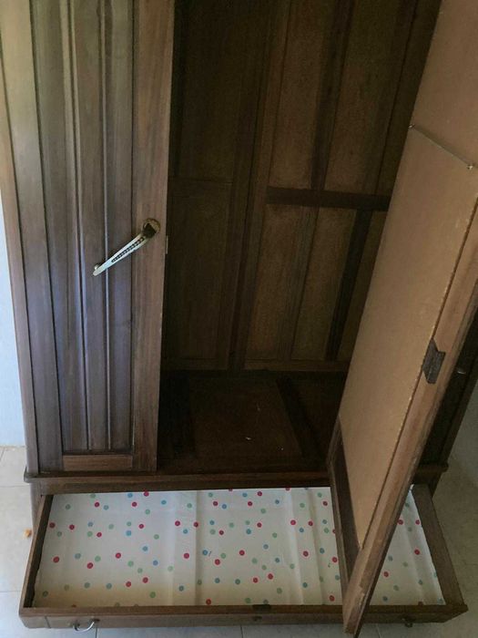 Roupeiro em madeira antigo