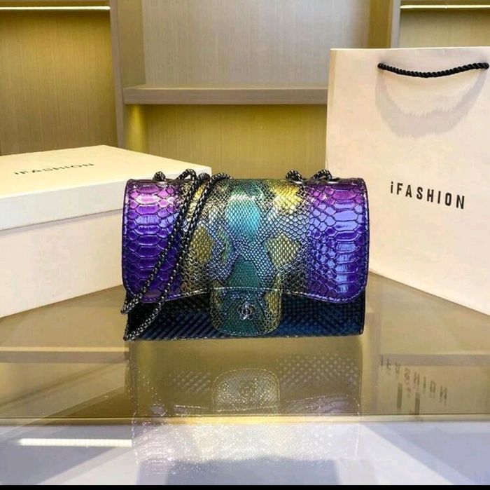 Nowa wieczorowa torebka na łańcuszku z wężowym wzorem