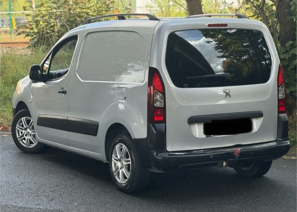 Peugeot Partner [L1H1]
1.6L [e-HDI] 90HP
• Automática 
• "FULL EXTRAS"