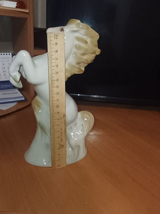 Фарфорова статуєтуа кіні і пласмасові