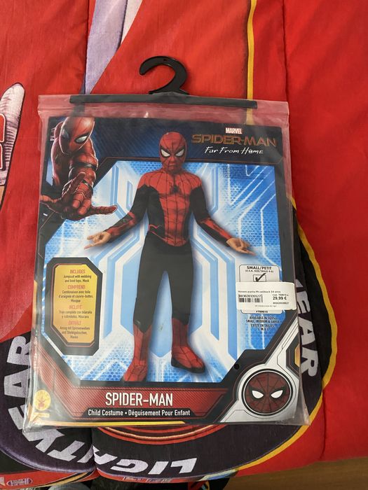 Vendo fato homem aranha para criança