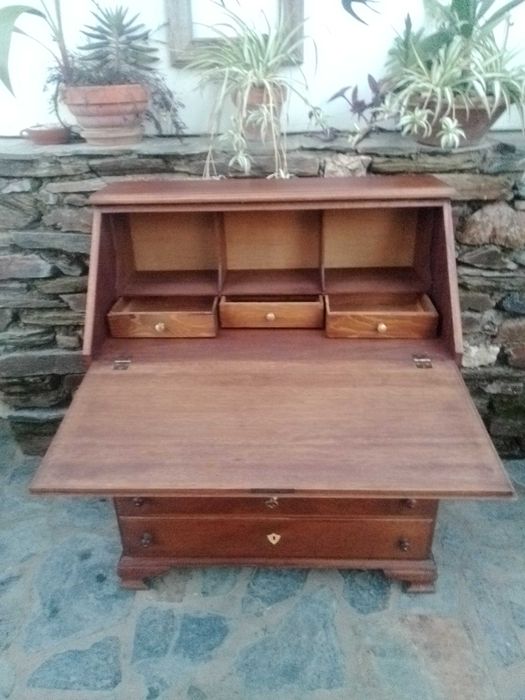 Bengaleiro e escrivaninha antigas