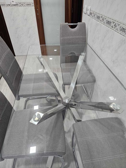 Conjunto de mesa e cadeiras