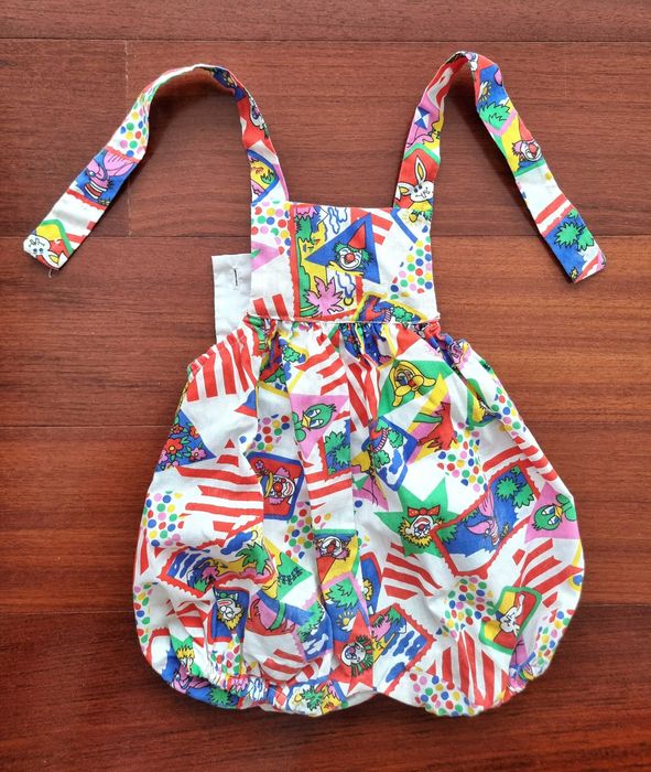 Conjunto camisa e jardineiras com padrão multicolorido de palhaços, 6m