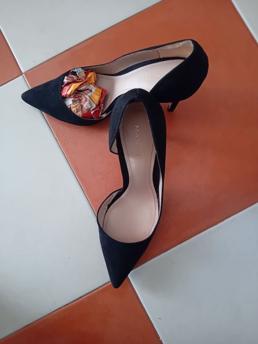 Sapatos de senhora pretos de veludo  muito bonitos