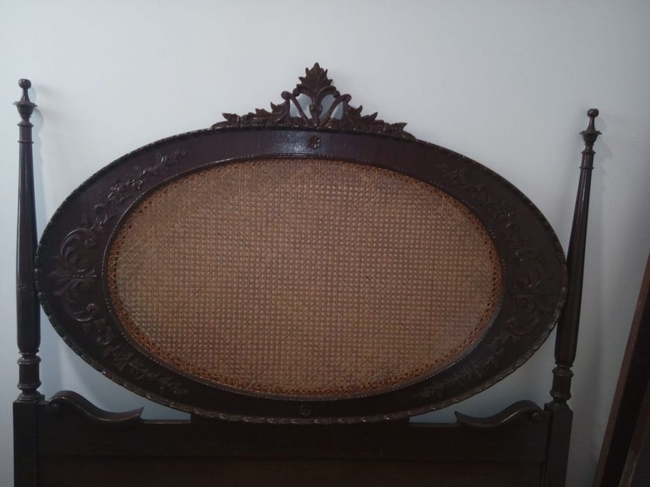 Cama de casal, cabeceira de palhinha