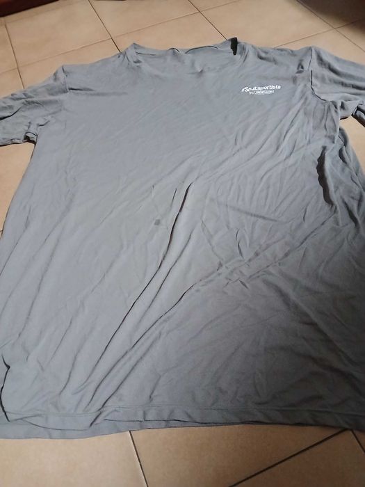 T shirt cinzenta da Decathlon, tecido elastico (tem uma pequena nodoa à frente que deverá sair lavando)