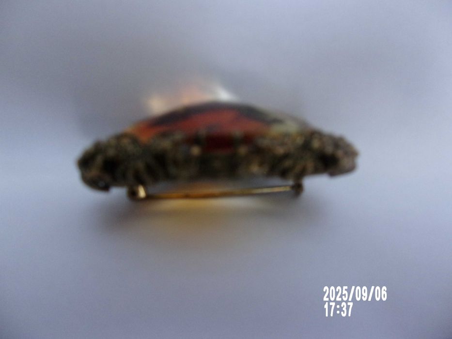 Broche muito antigo com grande pedra em vidro lapidado e bronze