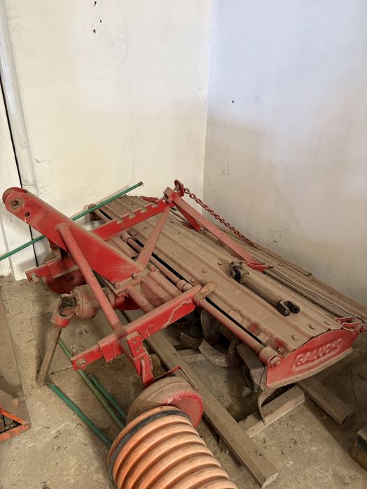 Trator Ford em bom estado