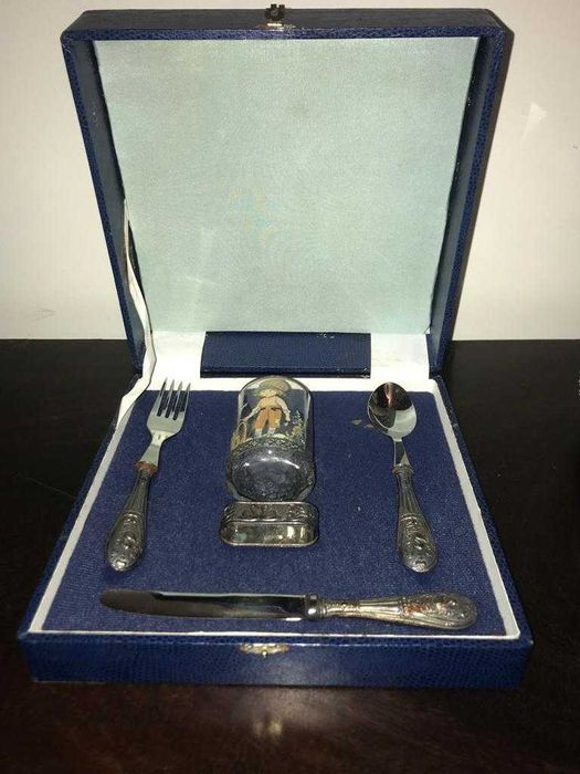 Conjunto de talheres e copo de prata e inox