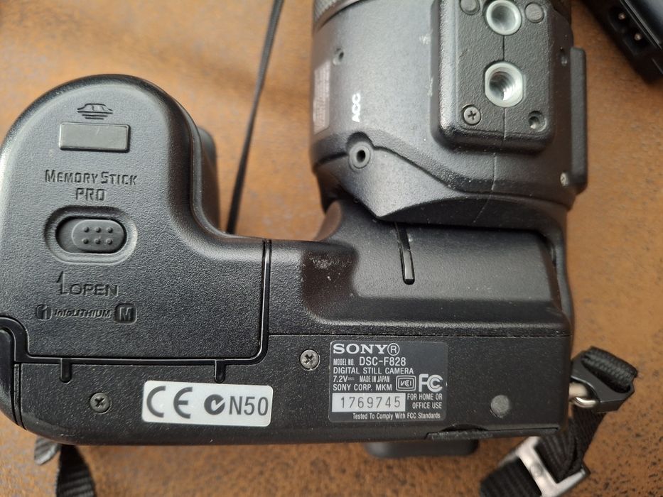 Sony Cyber-shot DSC-F828 para Peças ou Reparação + Acessórios Originais