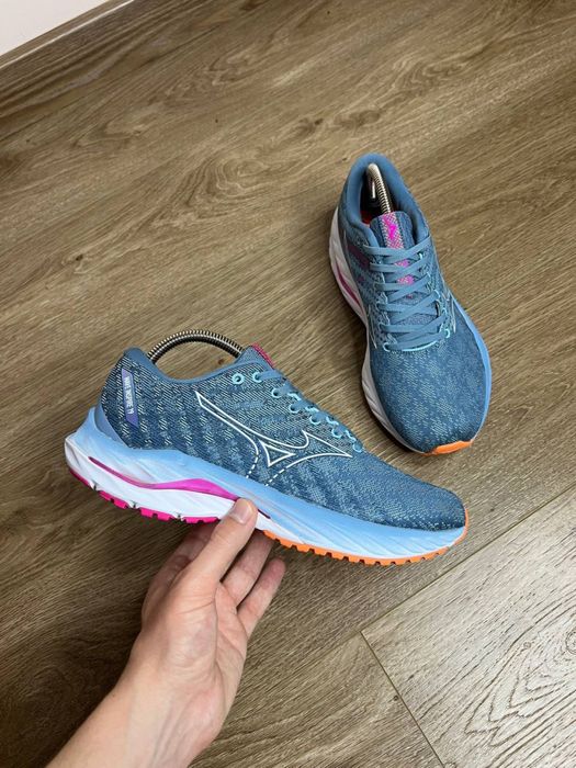 Продам БОМБЕЗНІ жіночі бігові кросівки Mizuno Wave Inspire 19