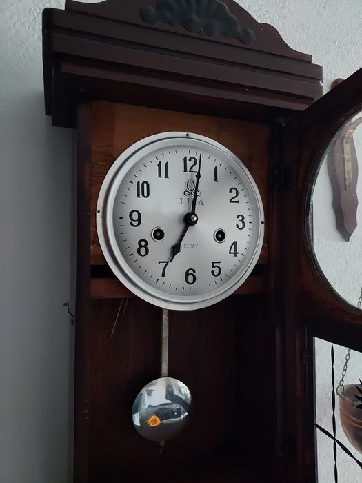 Vende-se relógio de parede antigo, marca Lika
