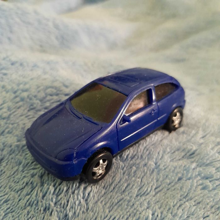 Машинка модель пластикова 1/43