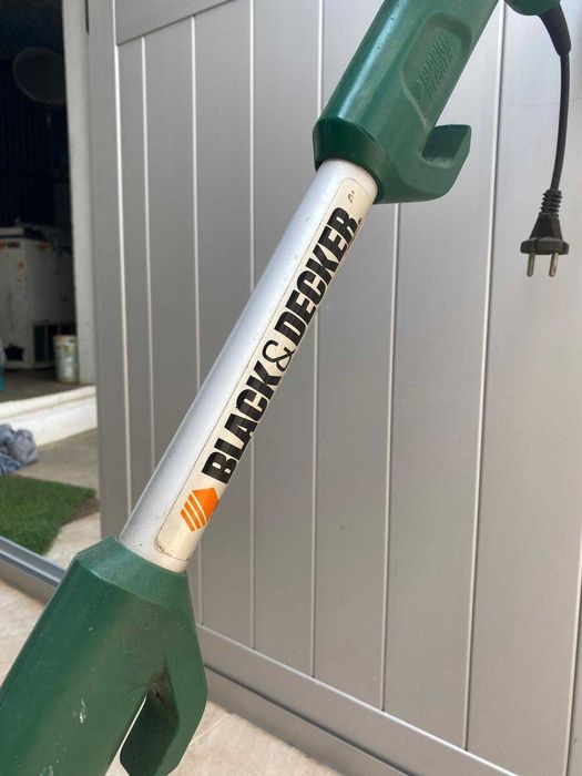 Aparador de Relva Black & Decker 300W