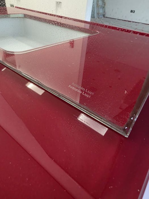 Movel com pia e espelho