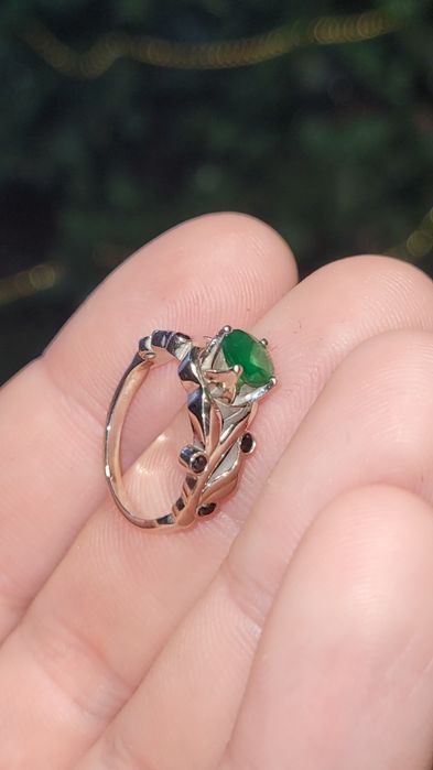 Pierścionek  - duży zielony tsavoryt i czarne naturalne diamenty