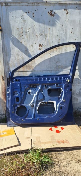 Дверь передняя  правая Renault  Scenic 3 09-15