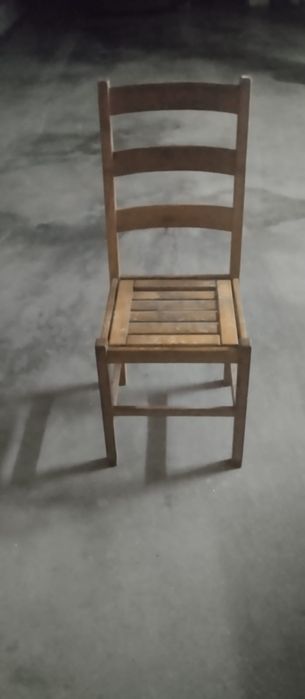Mesa com tampo de pedra e 6 cadeiras