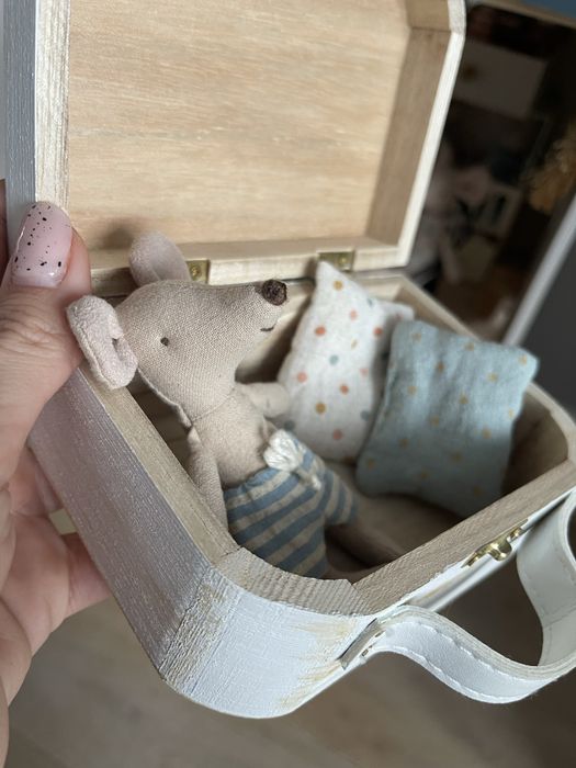 Myszka Maileg, dwoe poduszki i drewniana skrzynka