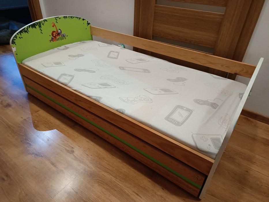Łóżko dziecięce z materacem w zwierzątka.
