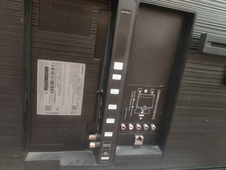Продам по запчастям или целиком телевизор Samsung 65" ( UE65RU7479U ) с разбитой матрицей. Все платы и подсветка полностью рабочиею