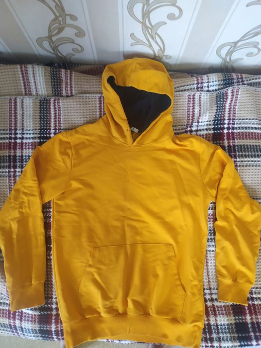 Кофта жовтого кольору з капюшоном