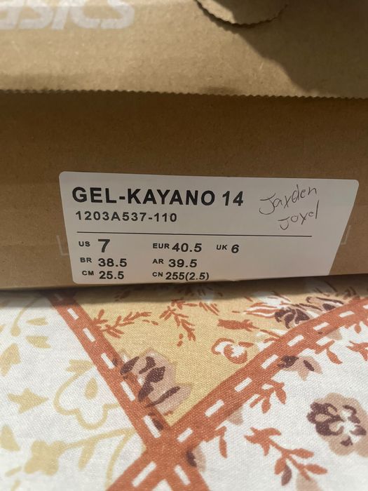 ASICS Gel-Kayano 14 com fatura