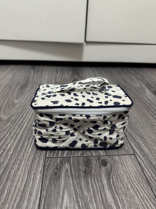 Mała biała kosmetyczka