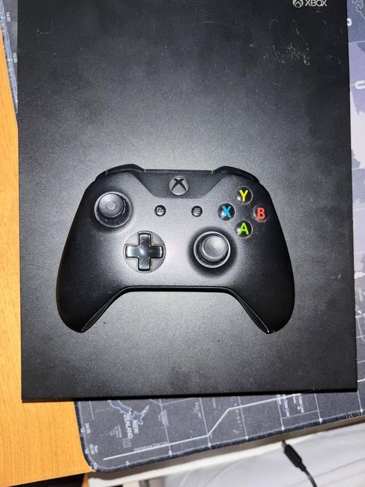 Xbox One X 1 TB + pad, wszystkie kable