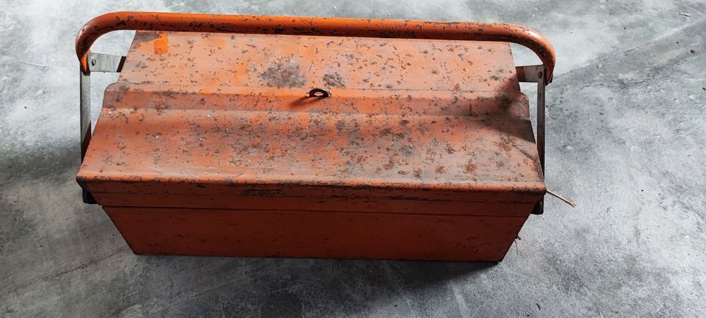 Vendo caixa de ferramentas antiga