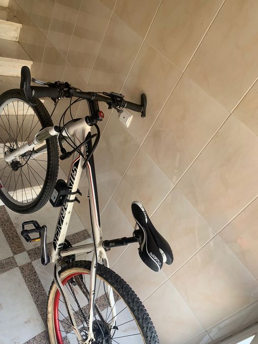 Bike pouco utilizado roda 29 com luzes