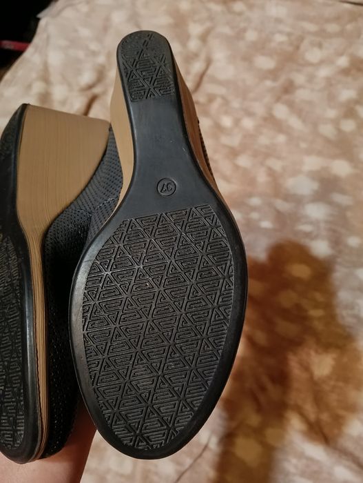 Buty na koturnie rozmiar 37 firmy Lasocki
