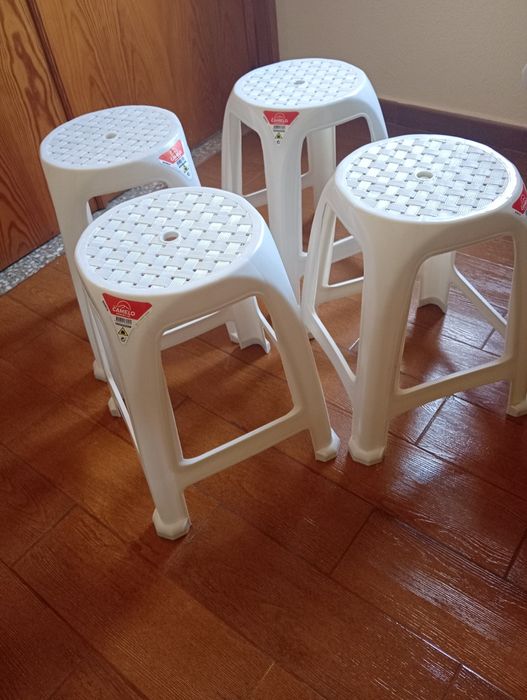 4 Bancos de plástico Brancos 20 euros