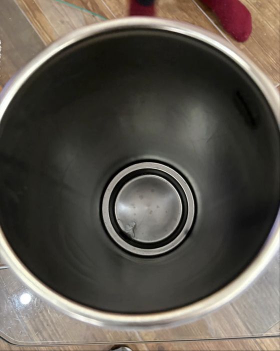 Vaso decorativo com rosto e flores artificiais