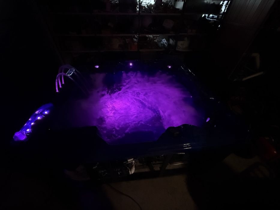 Jacuzzi nowe uszkodzone podczas transportu