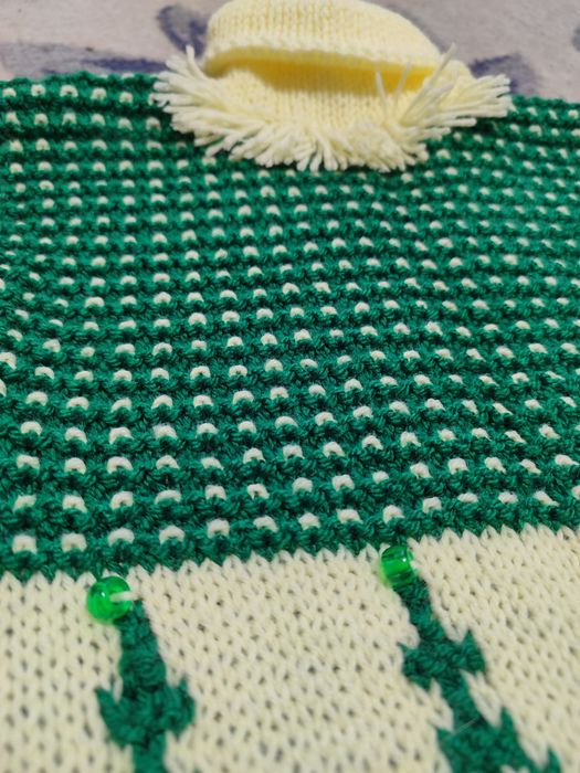 Продам вязаную жилетку на малыша до 3 лет